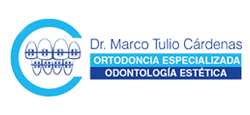 Logotipo del Dr. Marco Tulio C&aacute;rdenas, que presenta un icono circular azul con un diente con brackets, el nombre de la empresa y el texto del servicio.