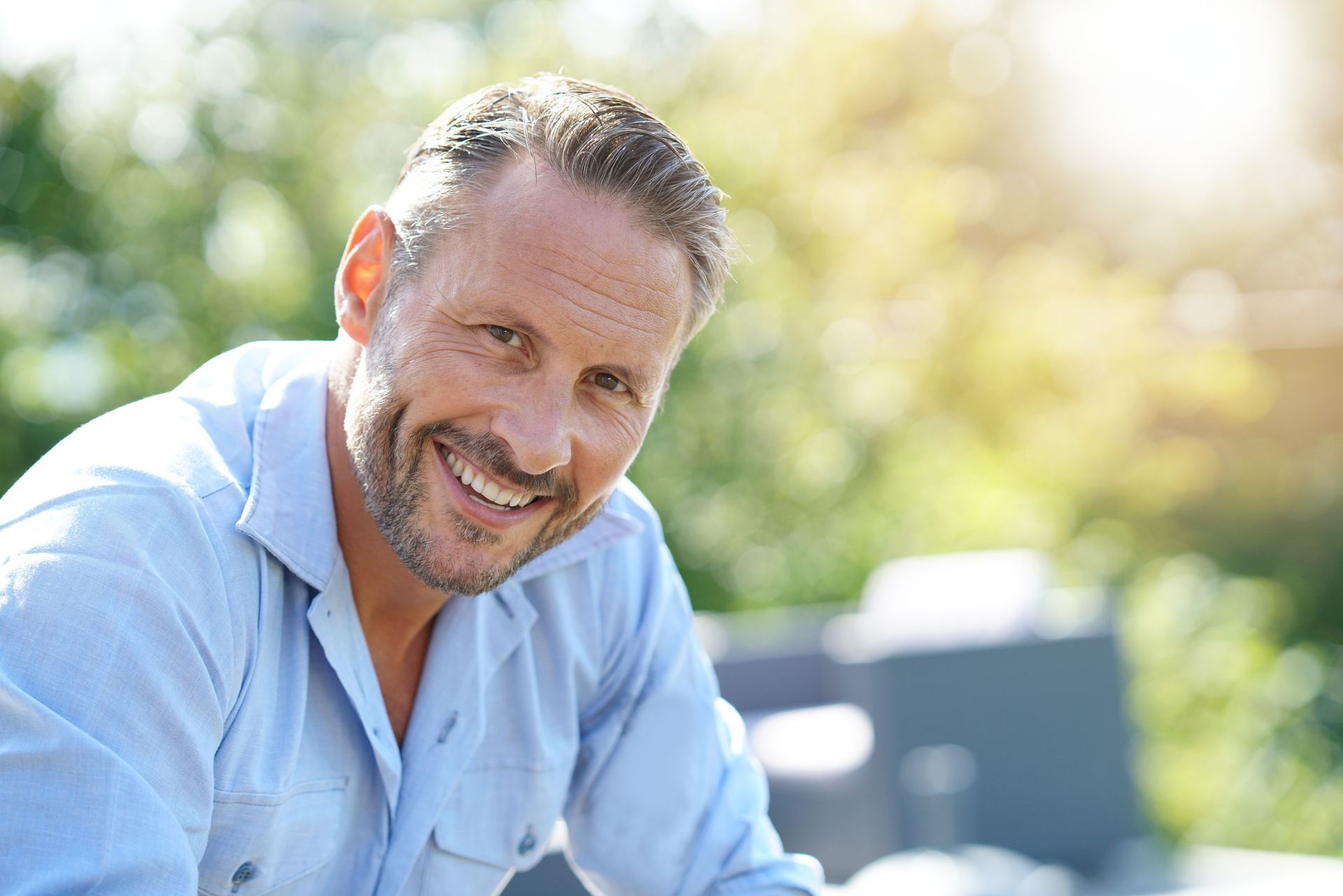 Photo of a smiling older man with healthy teeth.