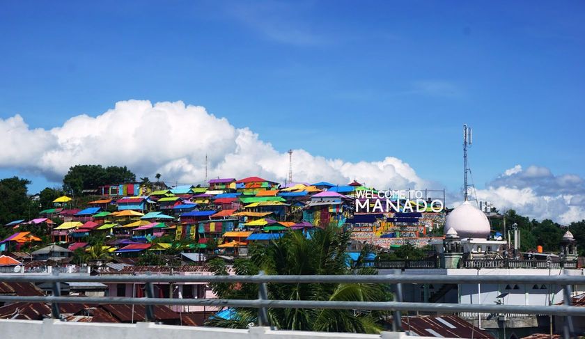 A city with a sign that says manado on it