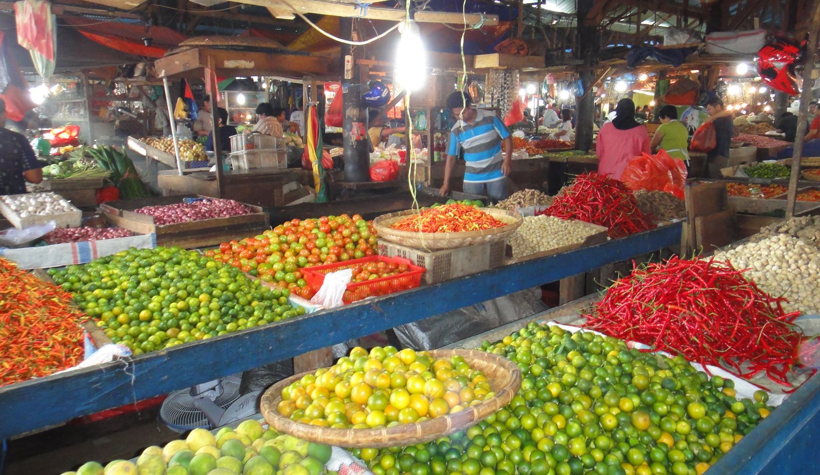 A market filled with lots of fruits and vegetables