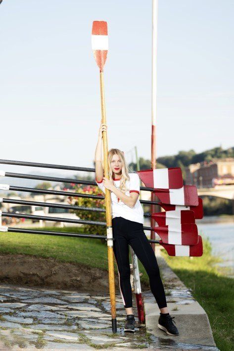 ragazza membro dell'associazione di canottaggio fiorentina