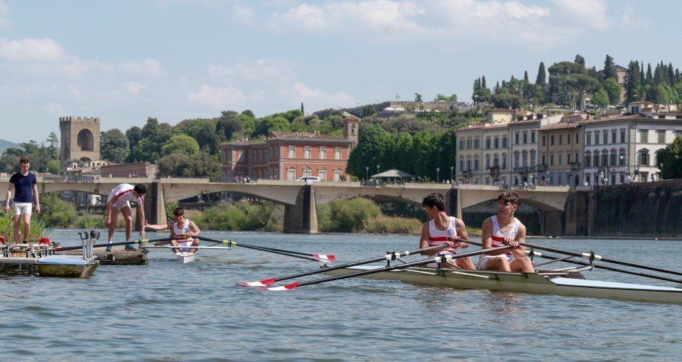 canottieri in uscita sull'Arno