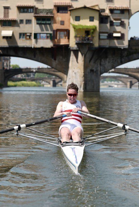 canottiere che voga a Firenze