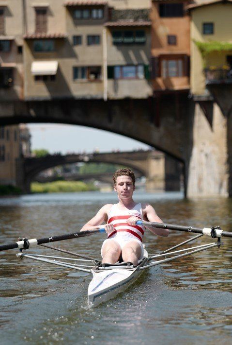 canottiere che voga nel fiume Arno