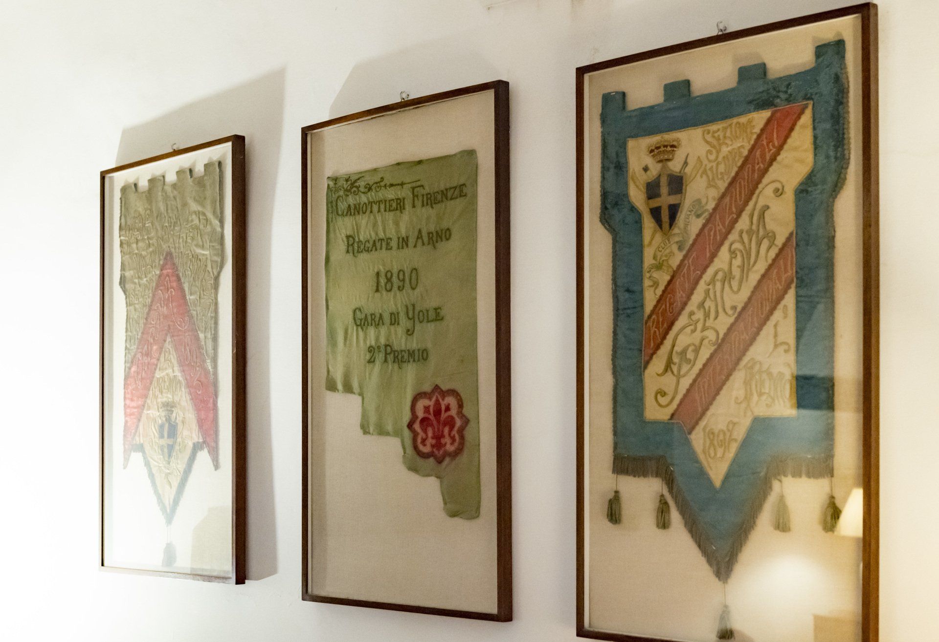 quadri con stemmi storici della società di canottieri