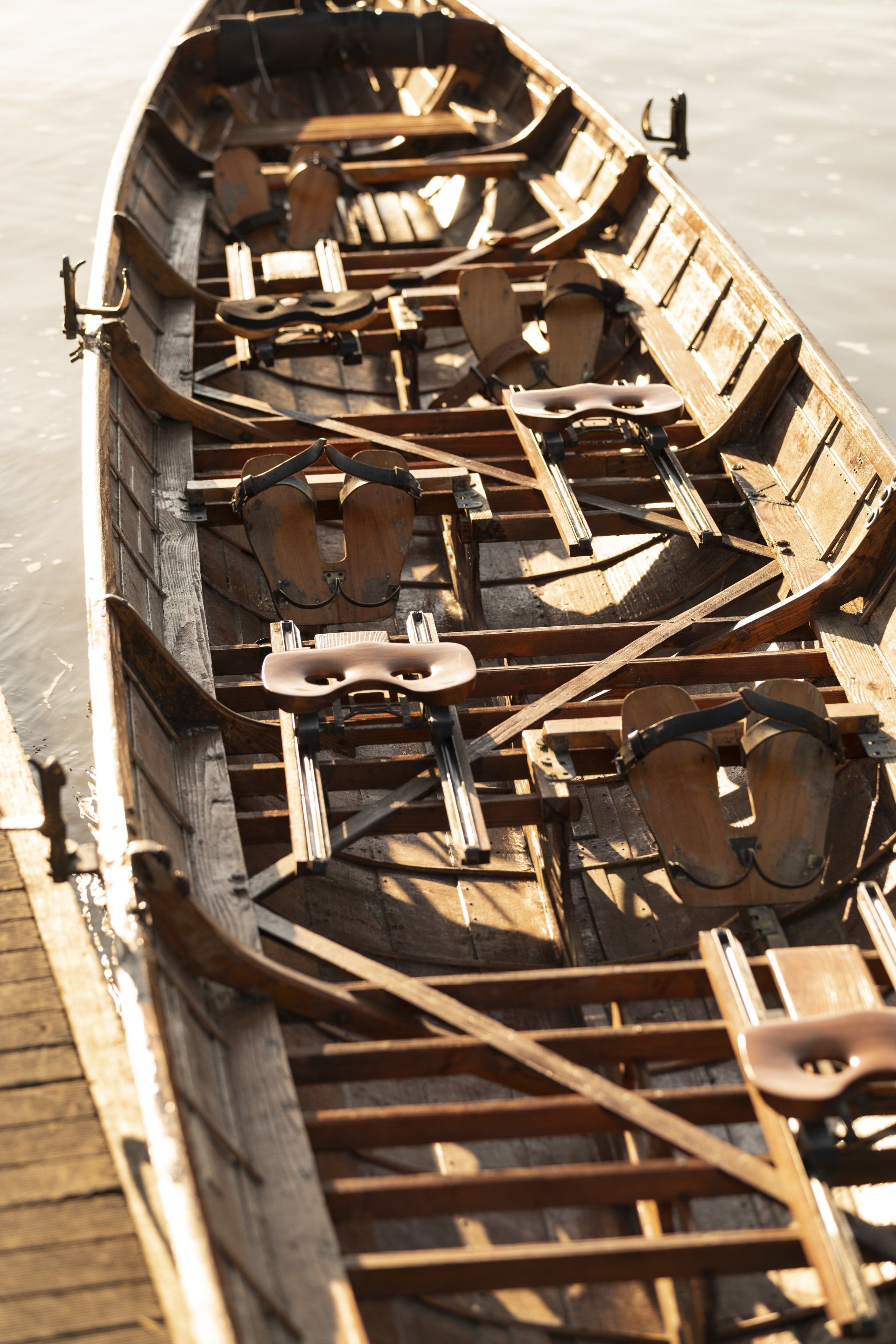 canoa in legno con remi