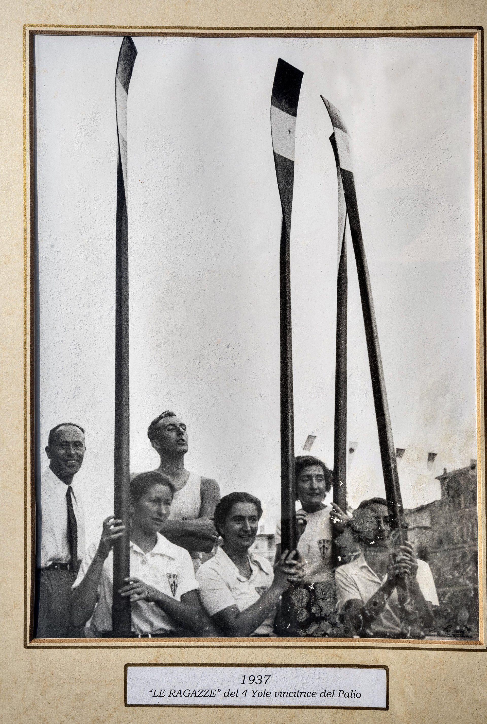 ragazze della società di canottieri vincitrici del Palio nel 1937