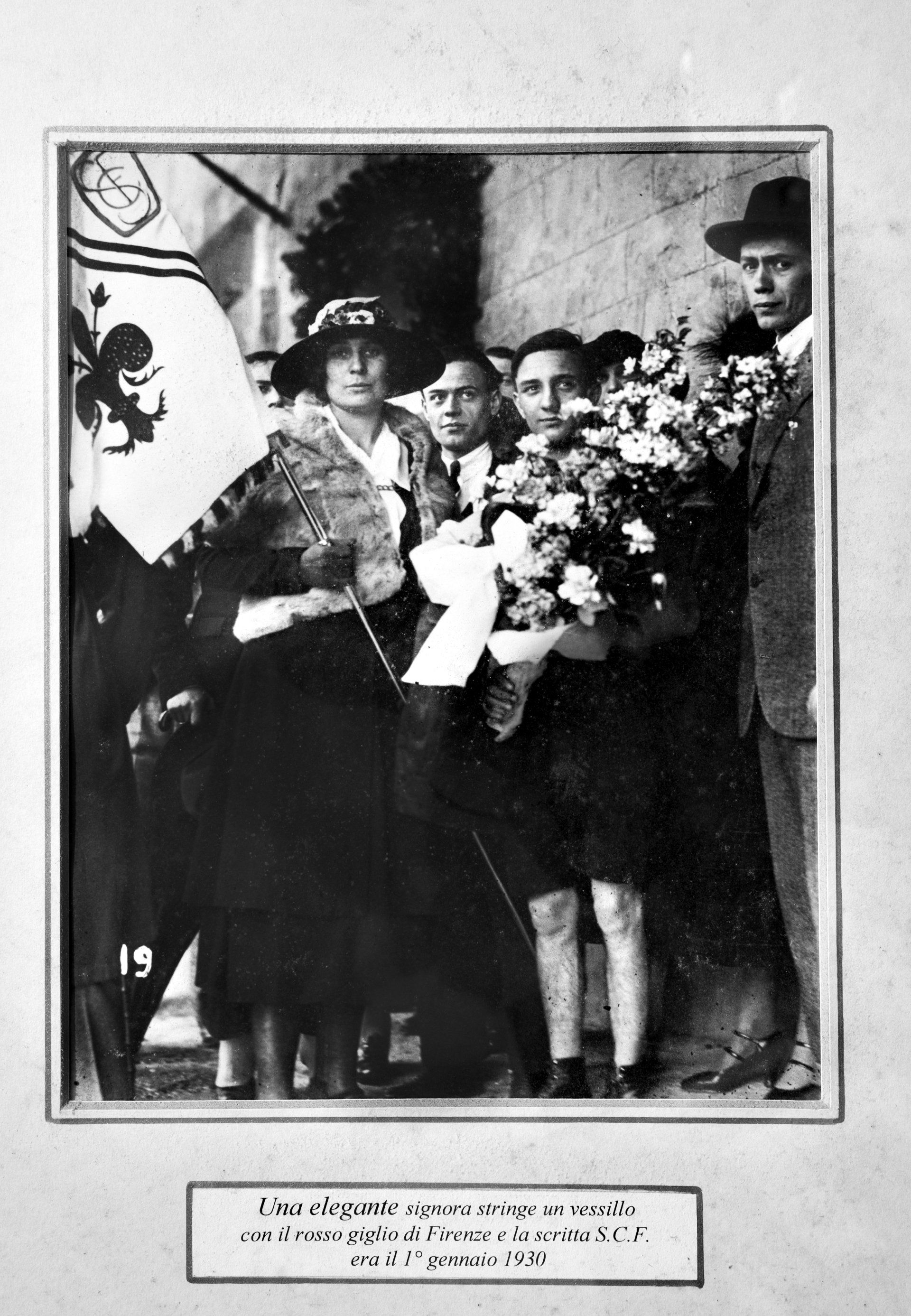 Donna durante l'epoca fascista con un vessillo di Firenze assieme ai canottieri