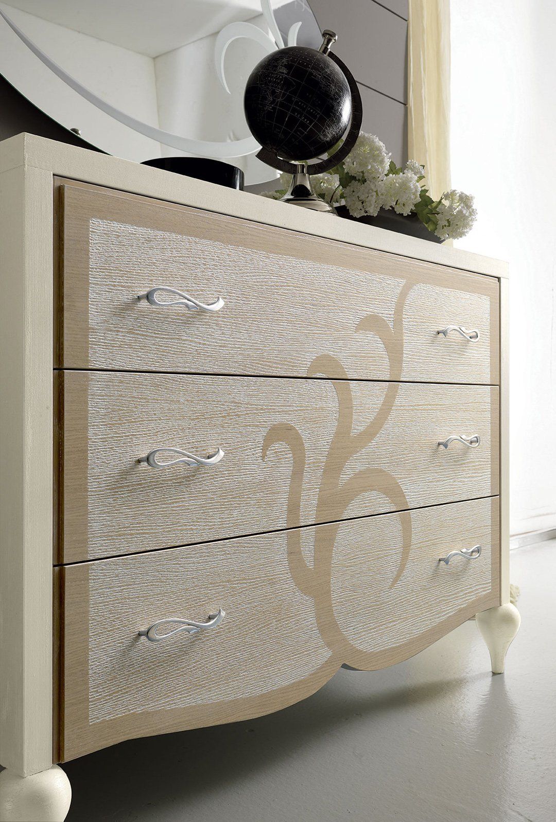 cassettiera decorata