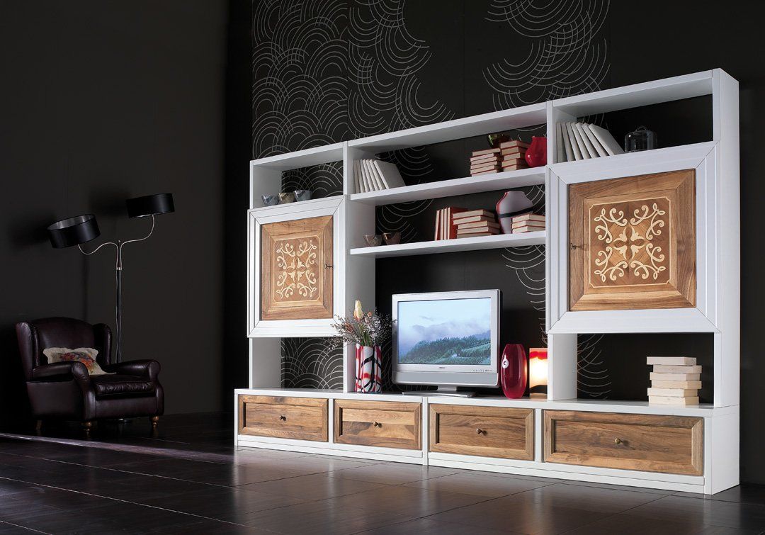 libreria in legno con porta TV