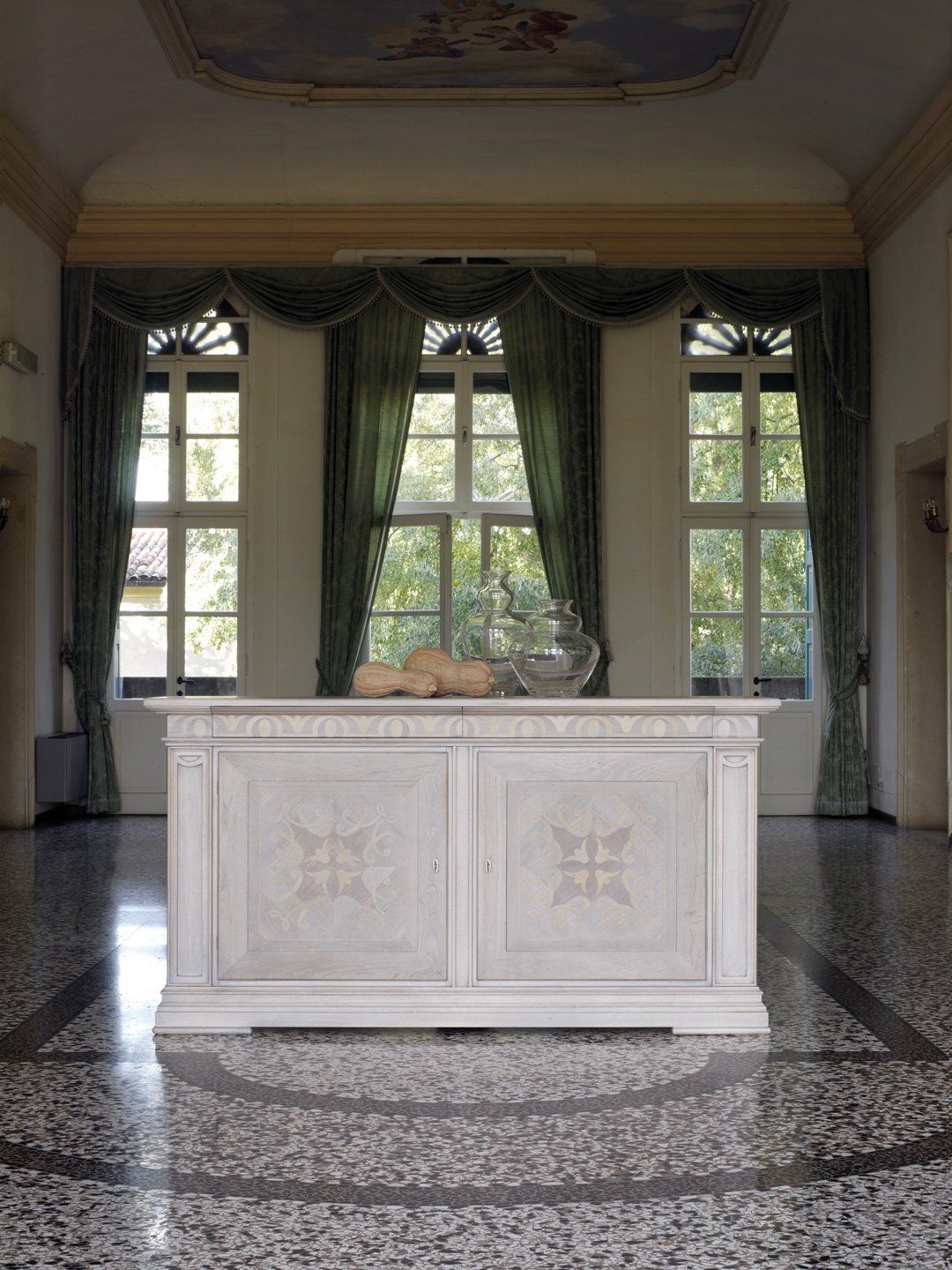 complemento d'arredo in legno classico