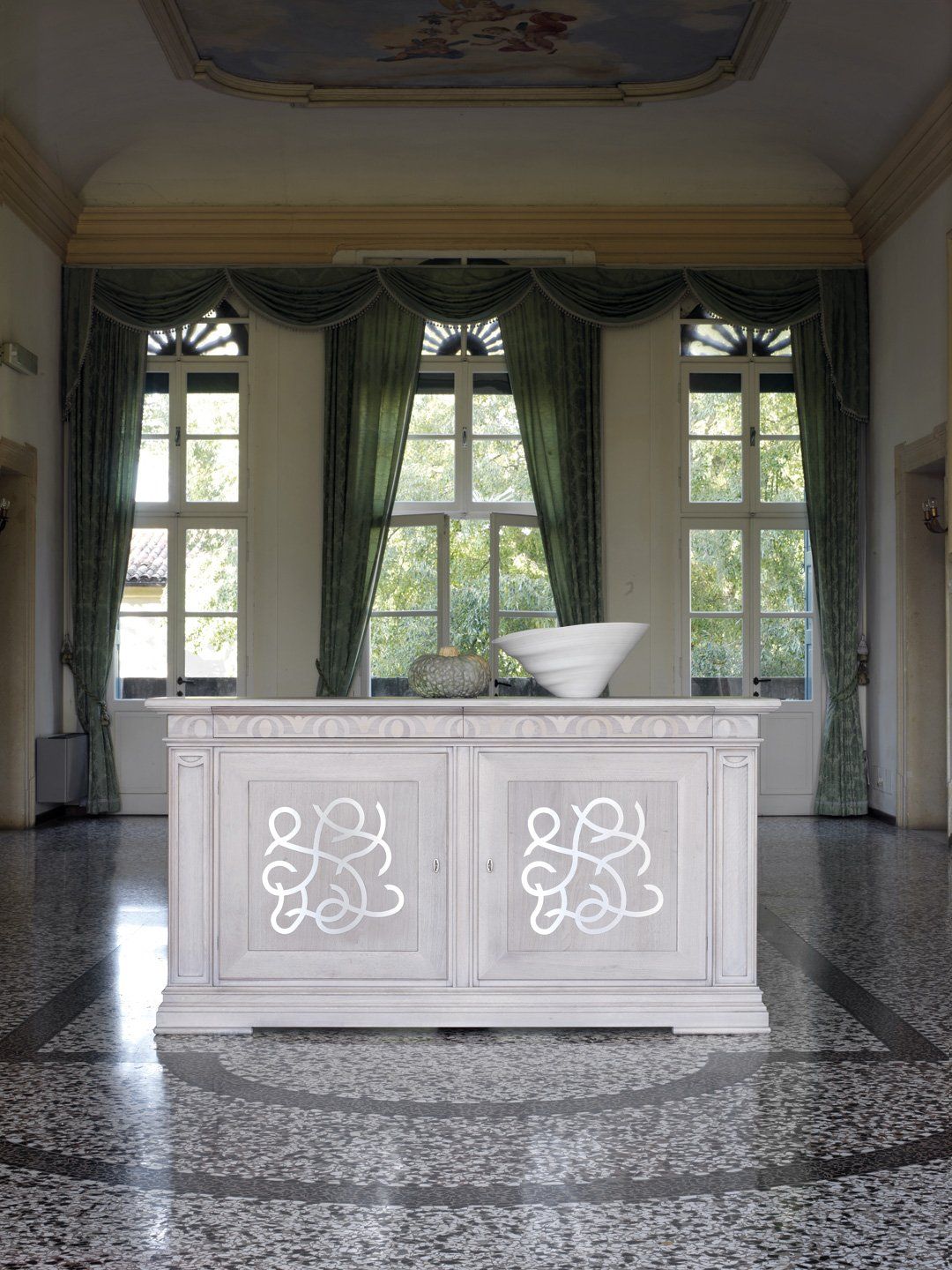 mobile in legno in stile classico