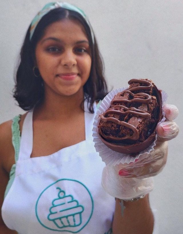 Confeitaria na Liberdade faz sucesso com doces gigantes