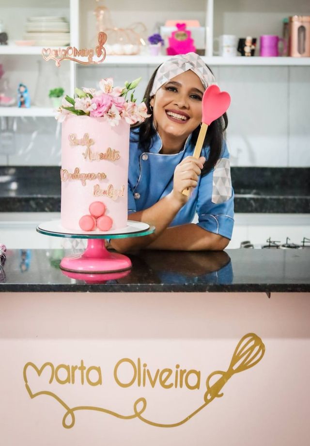 Aos 15 anos, confeiteiro faz sucesso criando bolos decorados