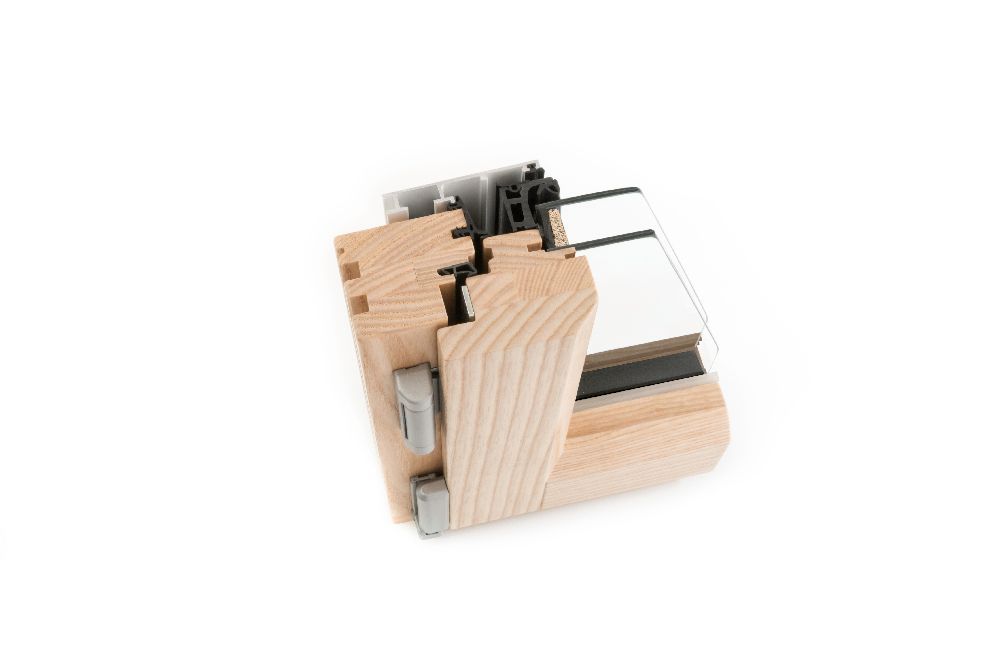 Sezione trasversale di un telaio di finestra in legno con vetri, guarnizioni e ferramenta metallica su sfondo bianco.