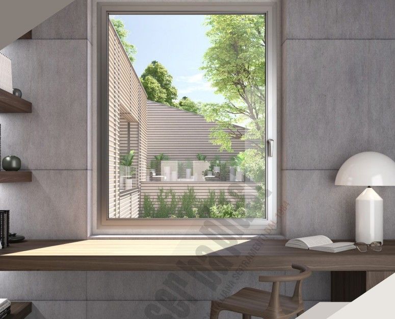 Una postazione di lavoro con scrivania e un'ampia finestra che si affaccia su una casa moderna con rivestimento in legno, alberi e vegetazione.