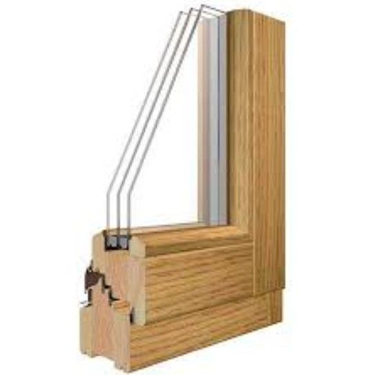 Vista in sezione di un telaio di finestra in legno a triplo vetro, che mostra gli strati di vetro e i dettagli costruttivi interni.