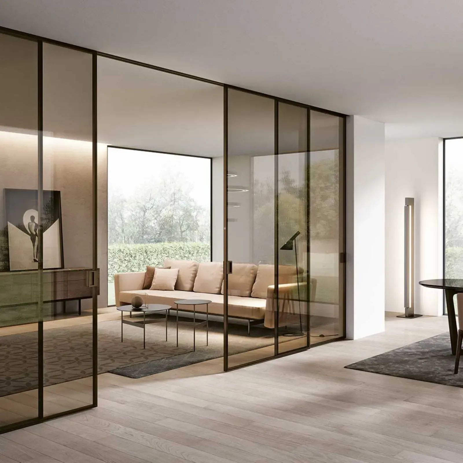 Soggiorno moderno con divano neutro dietro pareti scorrevoli in vetro colorato a tutta altezza e pavimento in legno.