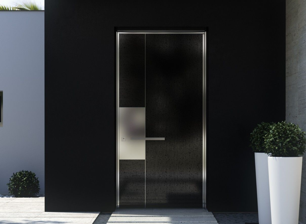 Una moderna porta d'ingresso nera con dettagli metallici e maniglia orizzontale, incastonata in una parete scura con piante in vaso nelle vicinanze.