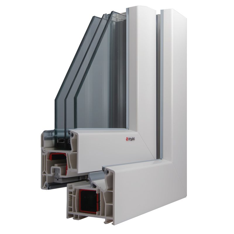 Sezione trasversale di un telaio di finestra in PVC bianco con triplo vetro, che mostra le camere interne e l'isolamento.