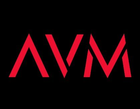Logotipo “AVM” estilizado en rojo sobre fondo negro.