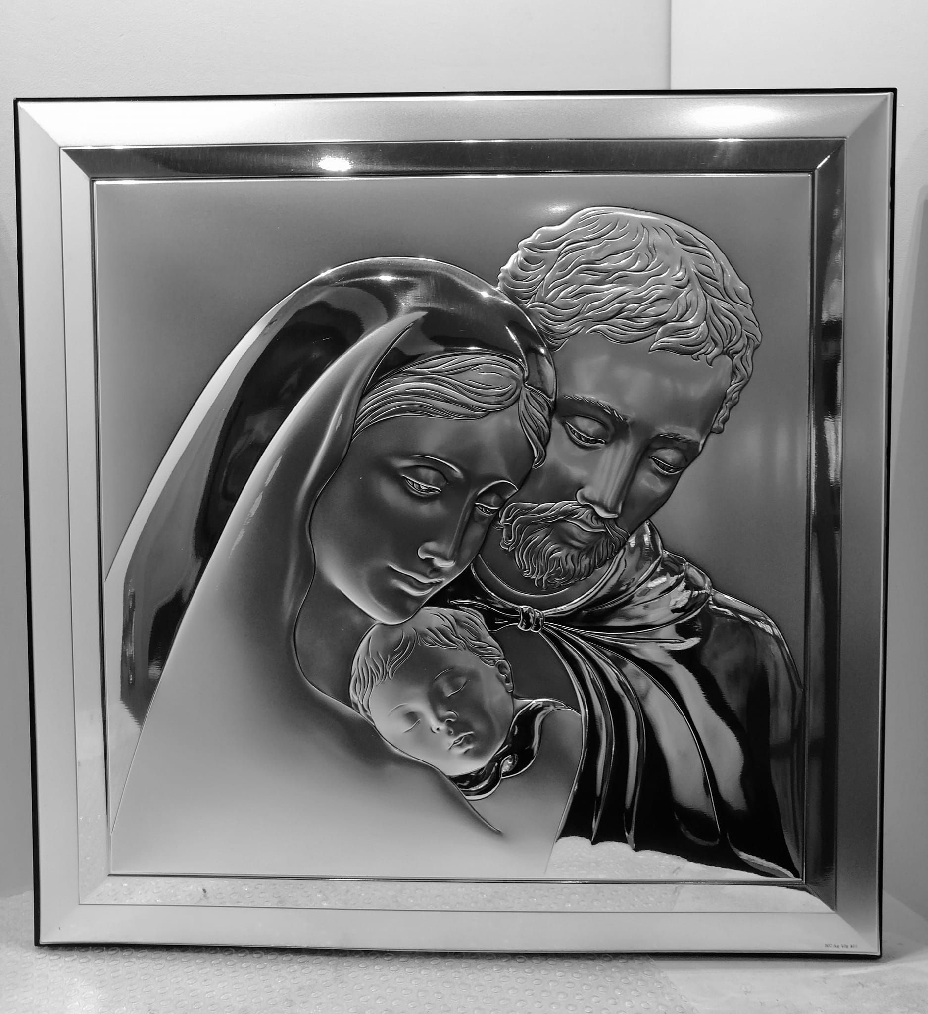 Rilievo in argento raffigurante la Sacra Famiglia: Maria, Giuseppe e il bambino Gesù, in una cornice quadrata.