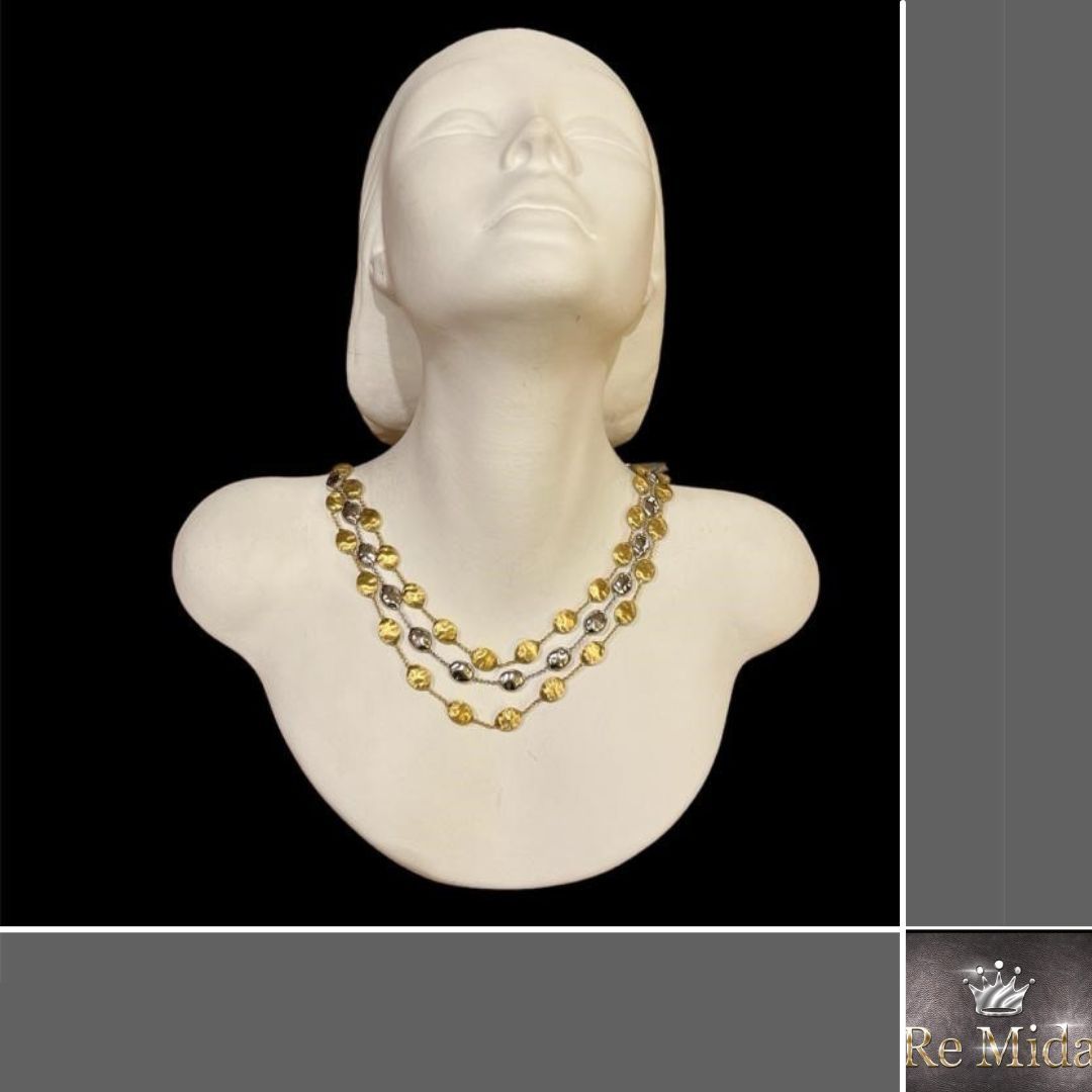 Busto bianco che mostra una collana a due fili con pendenti circolari color oro e argento.