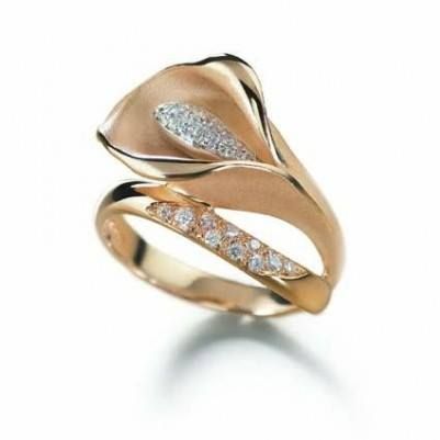 Anello in oro a forma di calla stilizzata, con dettagli di diamanti.