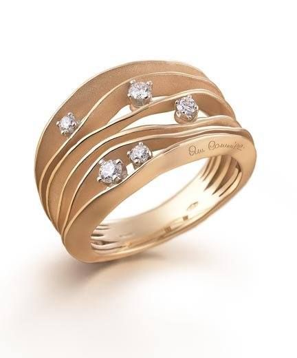 Anello in oro con motivo a onde e diamanti incastonati.