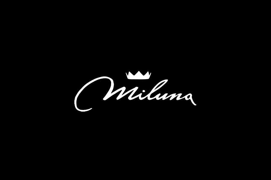 Logo Miluna: scritta bianca con una corona sopra la scritta 