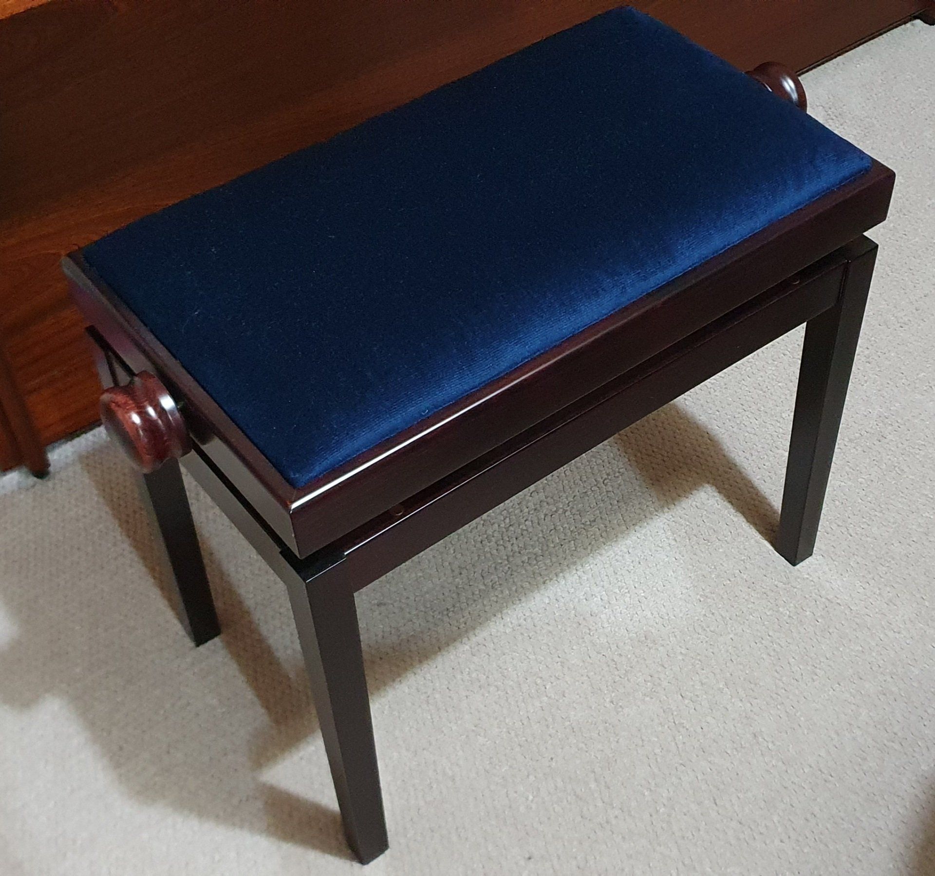 Adjustable piano stool