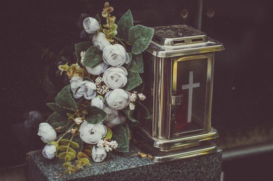 fiori e lanterna al cimitero