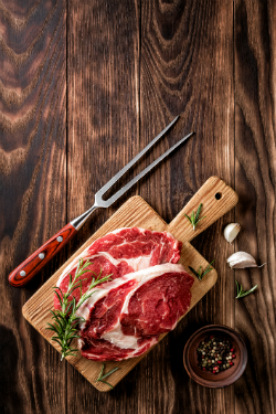 steak cut on cutting board