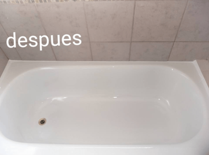 Bañera blanca y limpia en un baño alicatado. La palabra