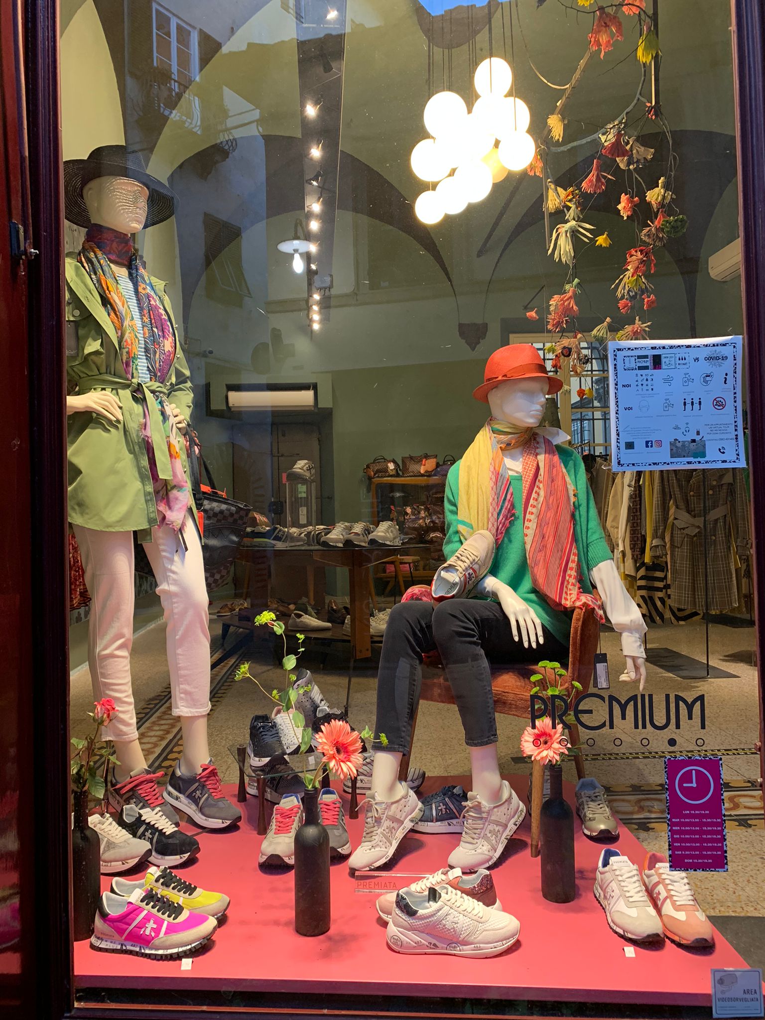 negozio di abbigliamento e accessori firmati