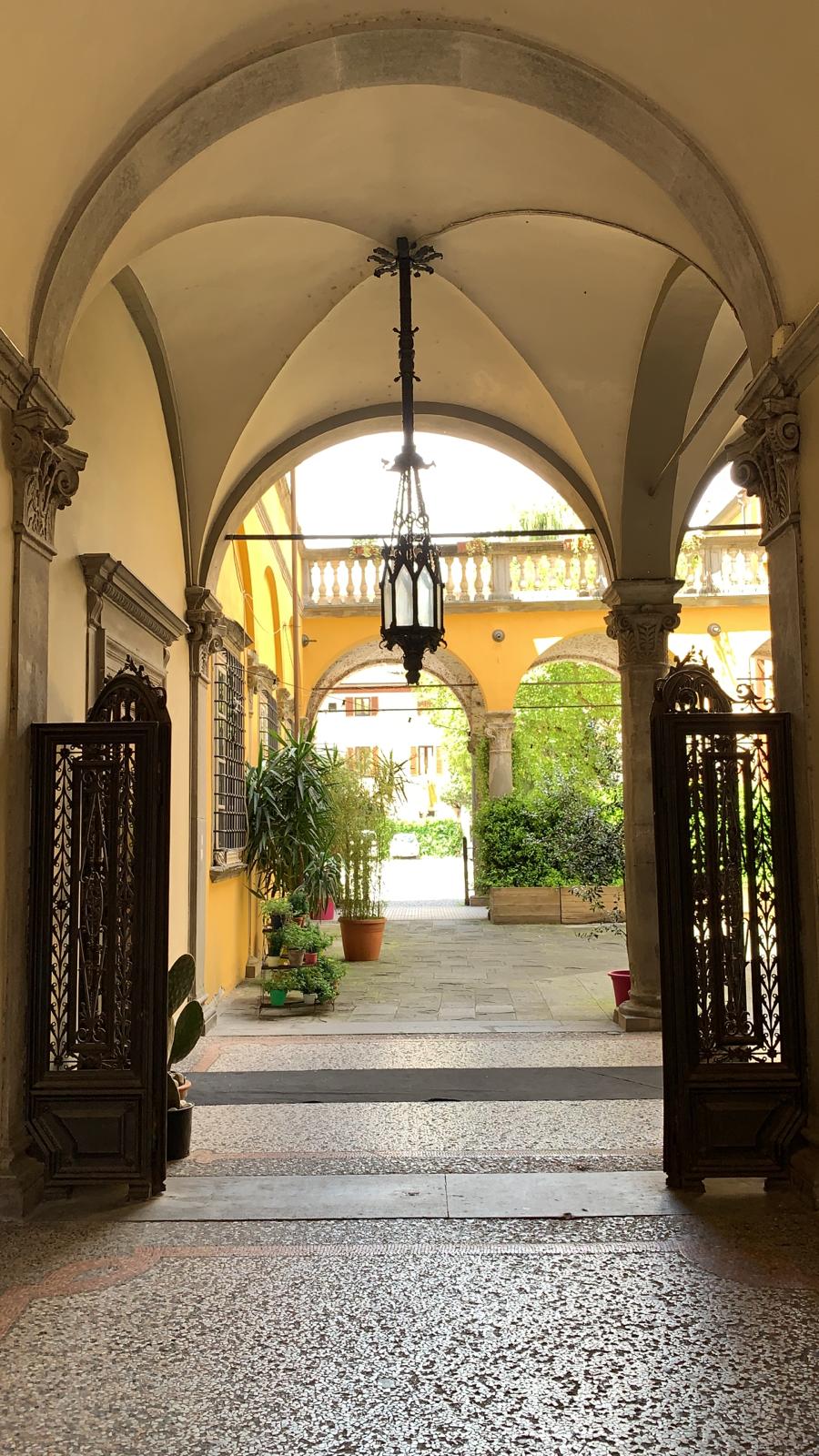 ingresso presso lo storico punto vendita di scarpe e abbigliamento