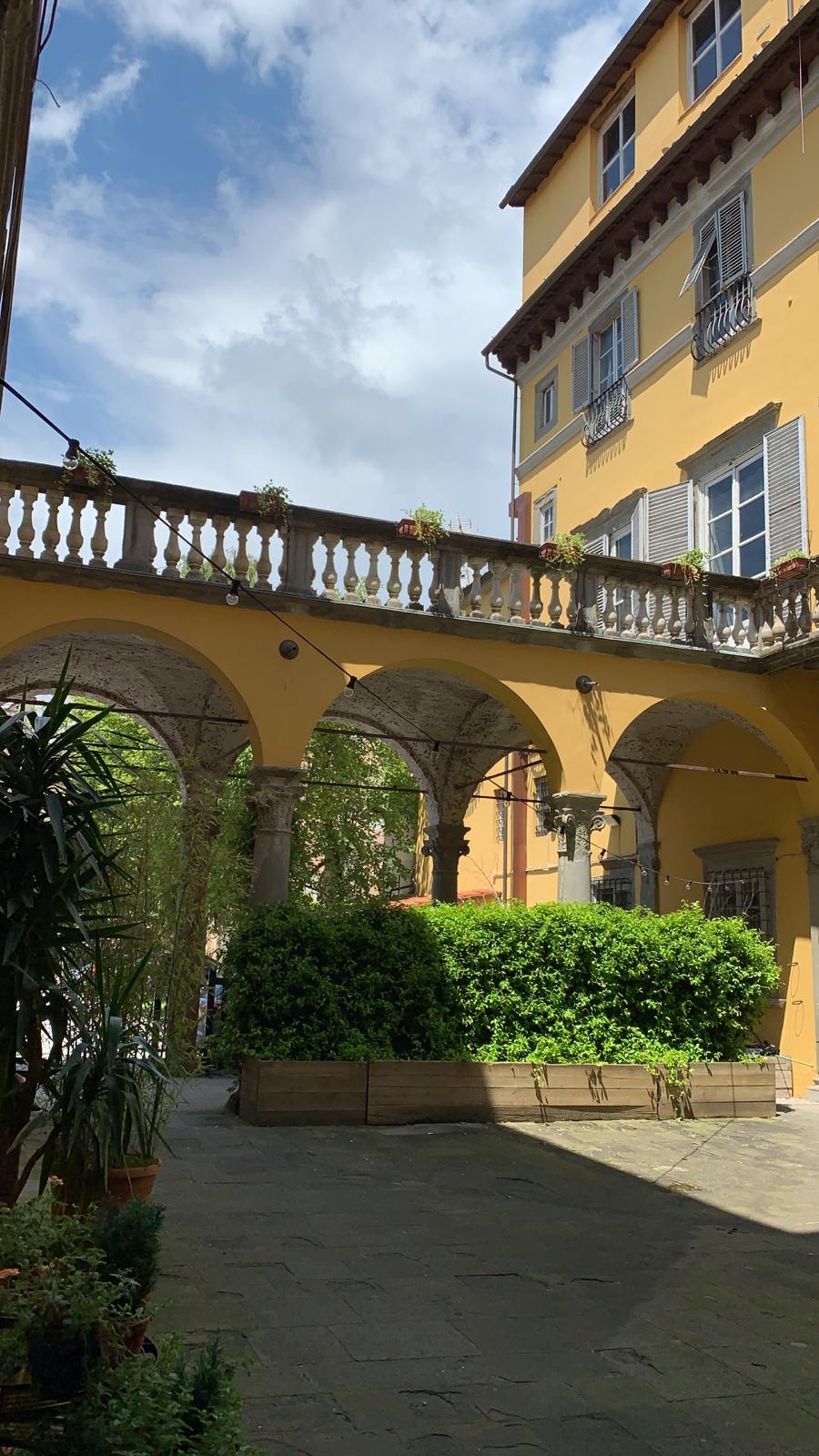 edificio storico sede del punto vendita di abbigliamento