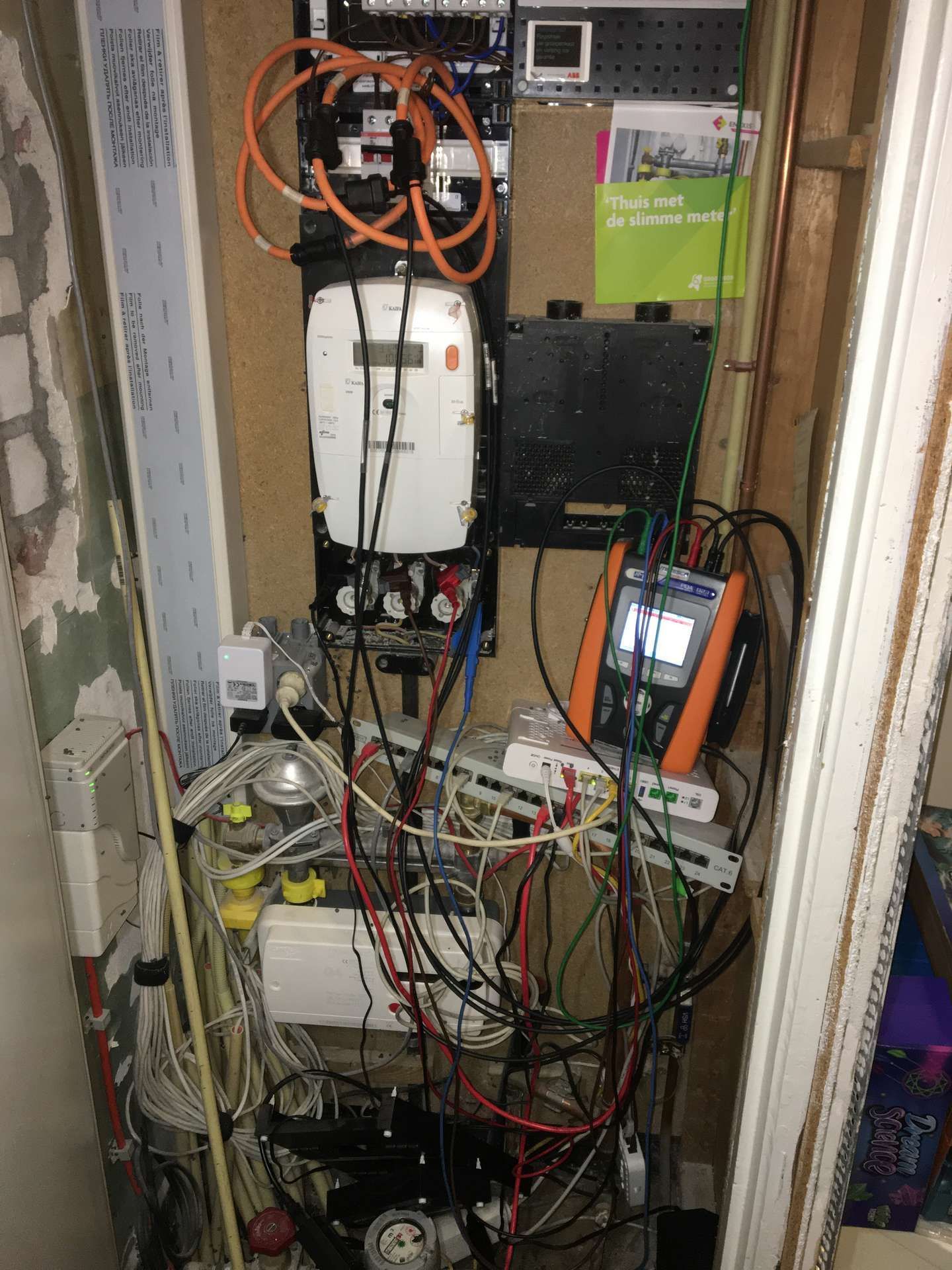 In een kamer hangen een aantal draden aan de muur.