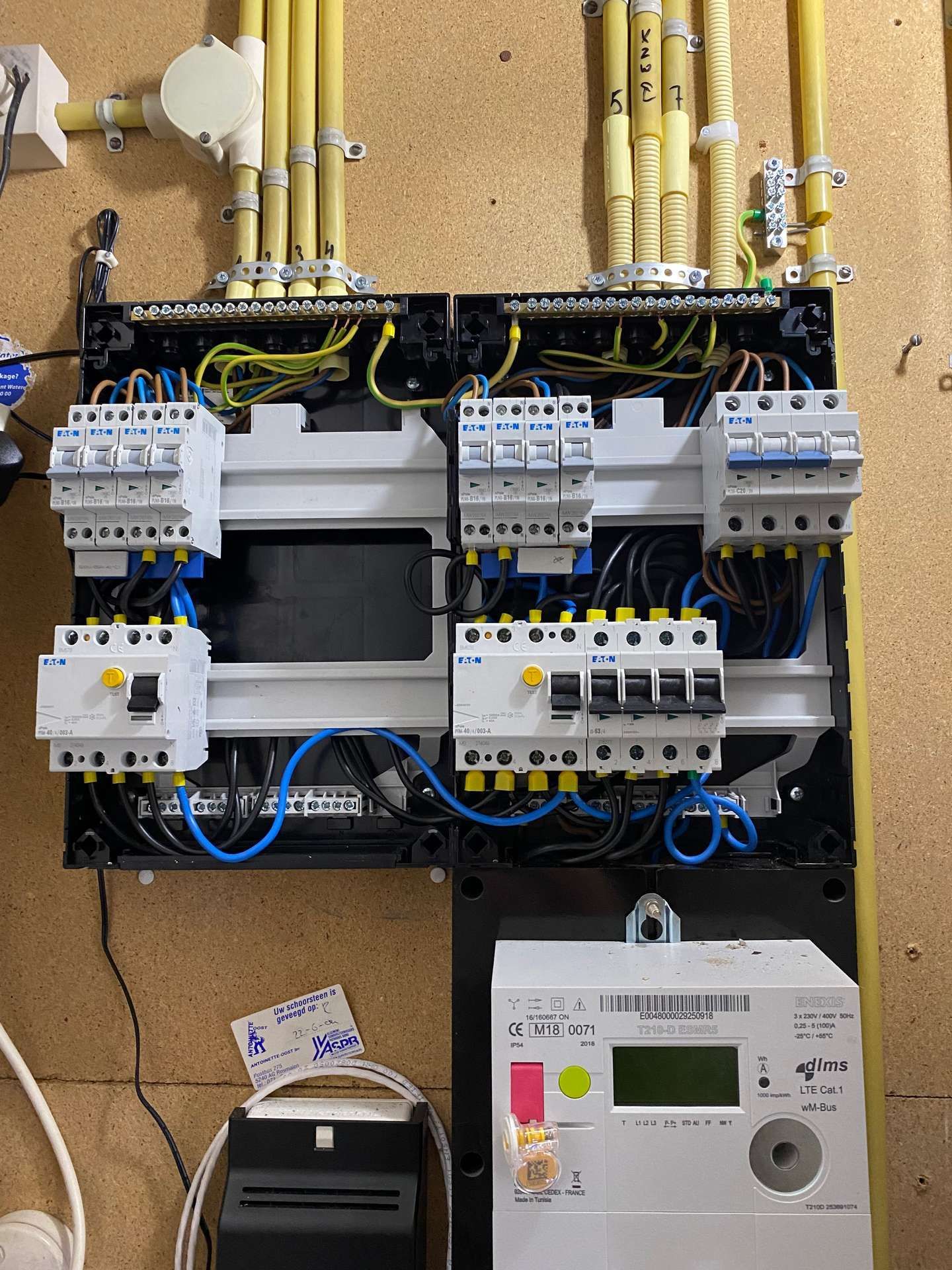 Een close-up van een elektrisch paneel met een meter erop.