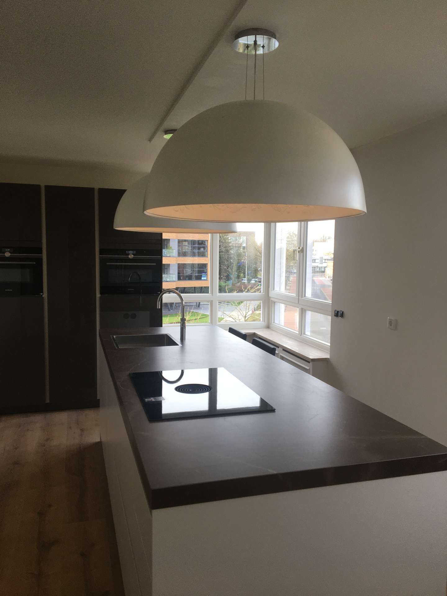 Een keuken met een groot eiland en een kookplaatoven