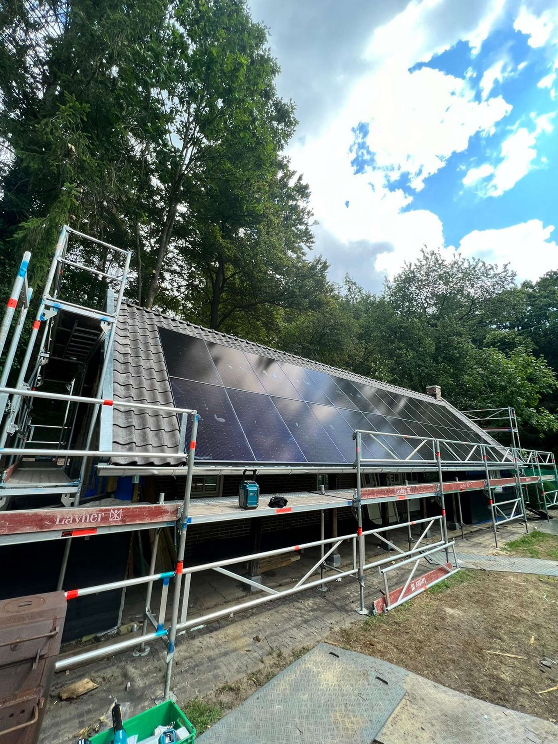 Op een steiger staat een groot zonnepaneel.