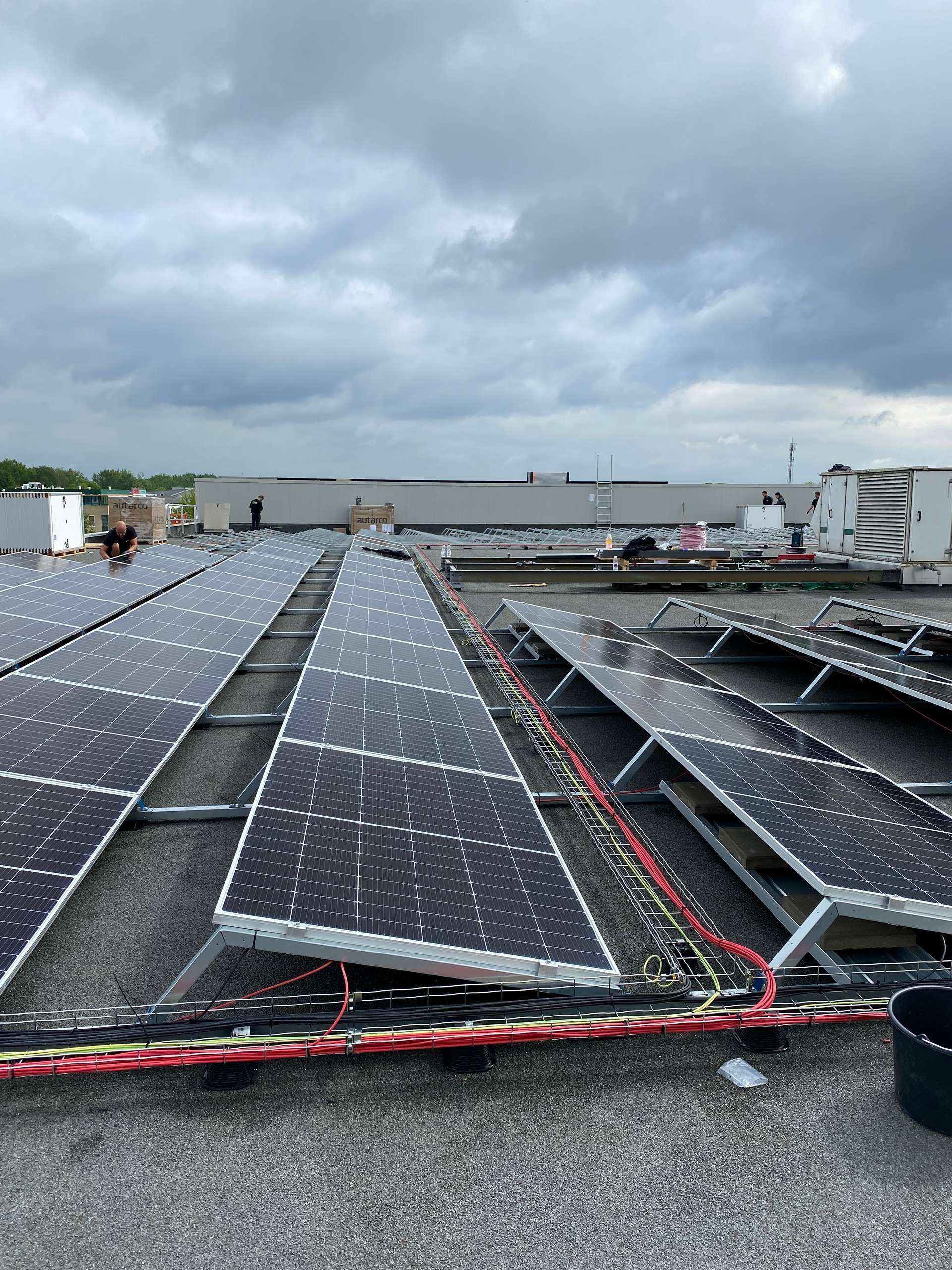 Een rij zonnepanelen staat op een dak.