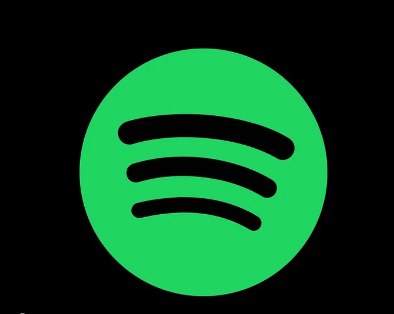 Het Spotify-logo, een groene cirkel met drie gebogen zwarte horizontale lijnen, op een zwarte achtergrond.