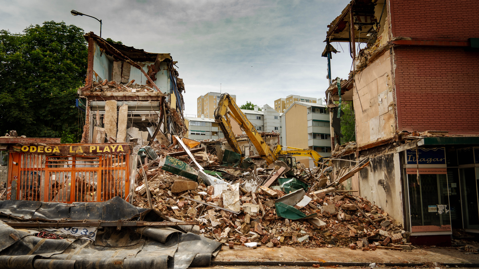 A building that is being demolished has a sign that says bodega la playa