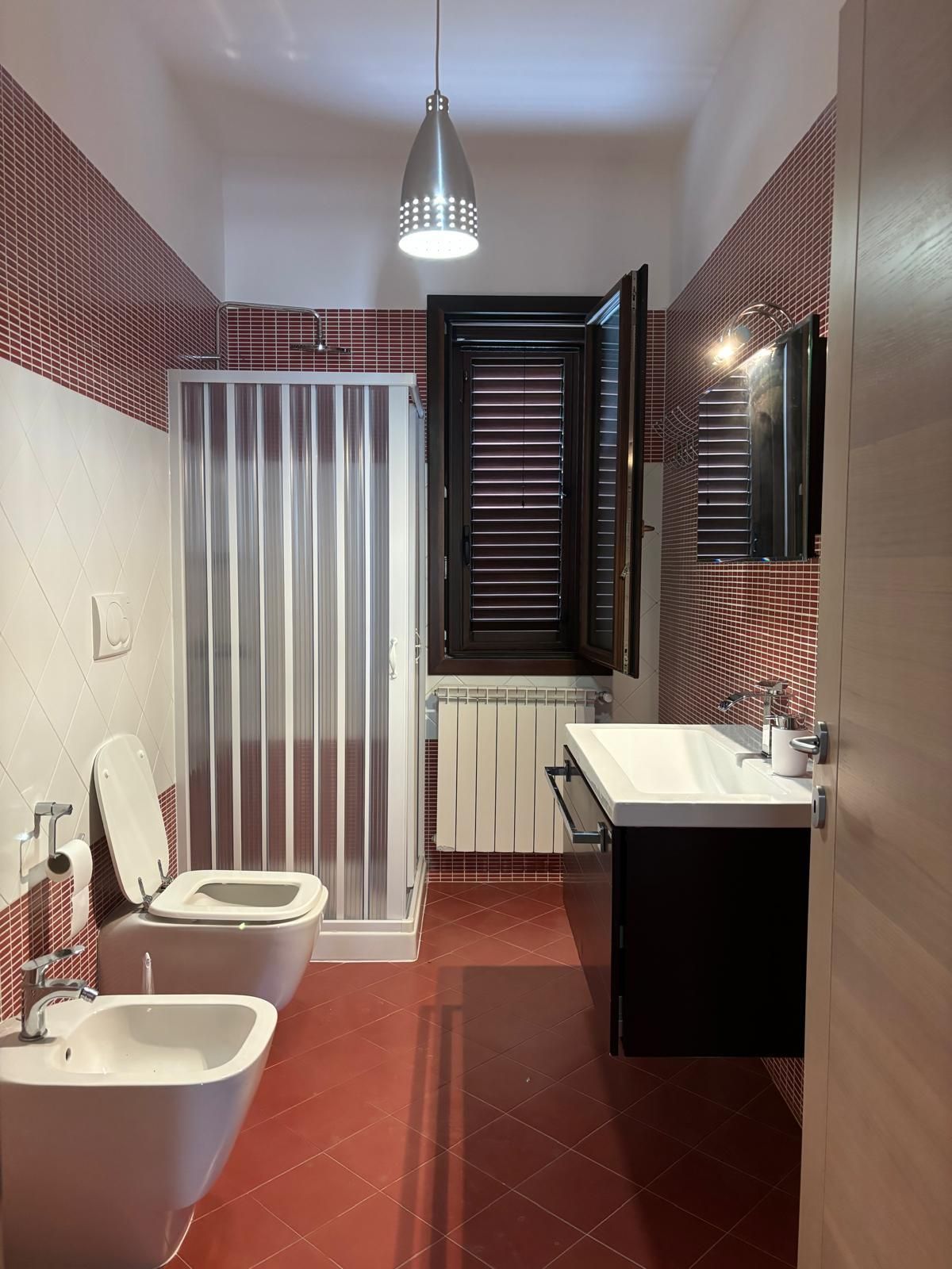 Un bagno con due wc e un lavandino