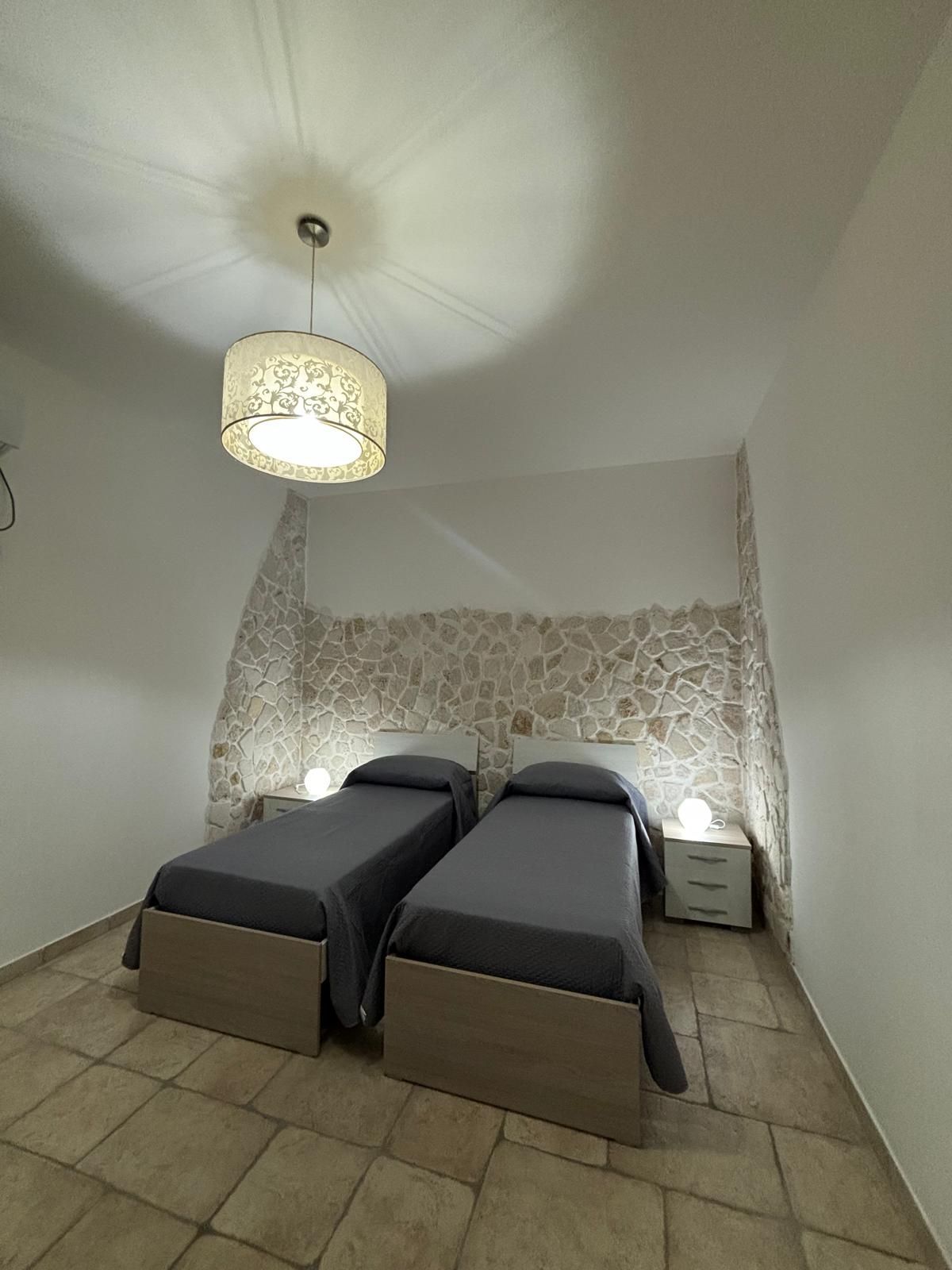 Una camera da letto con due letti e un quadro alla parete.