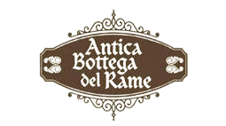 Un logo marrone di forma ovale con elementi decorativi, recante la scritta bianca 