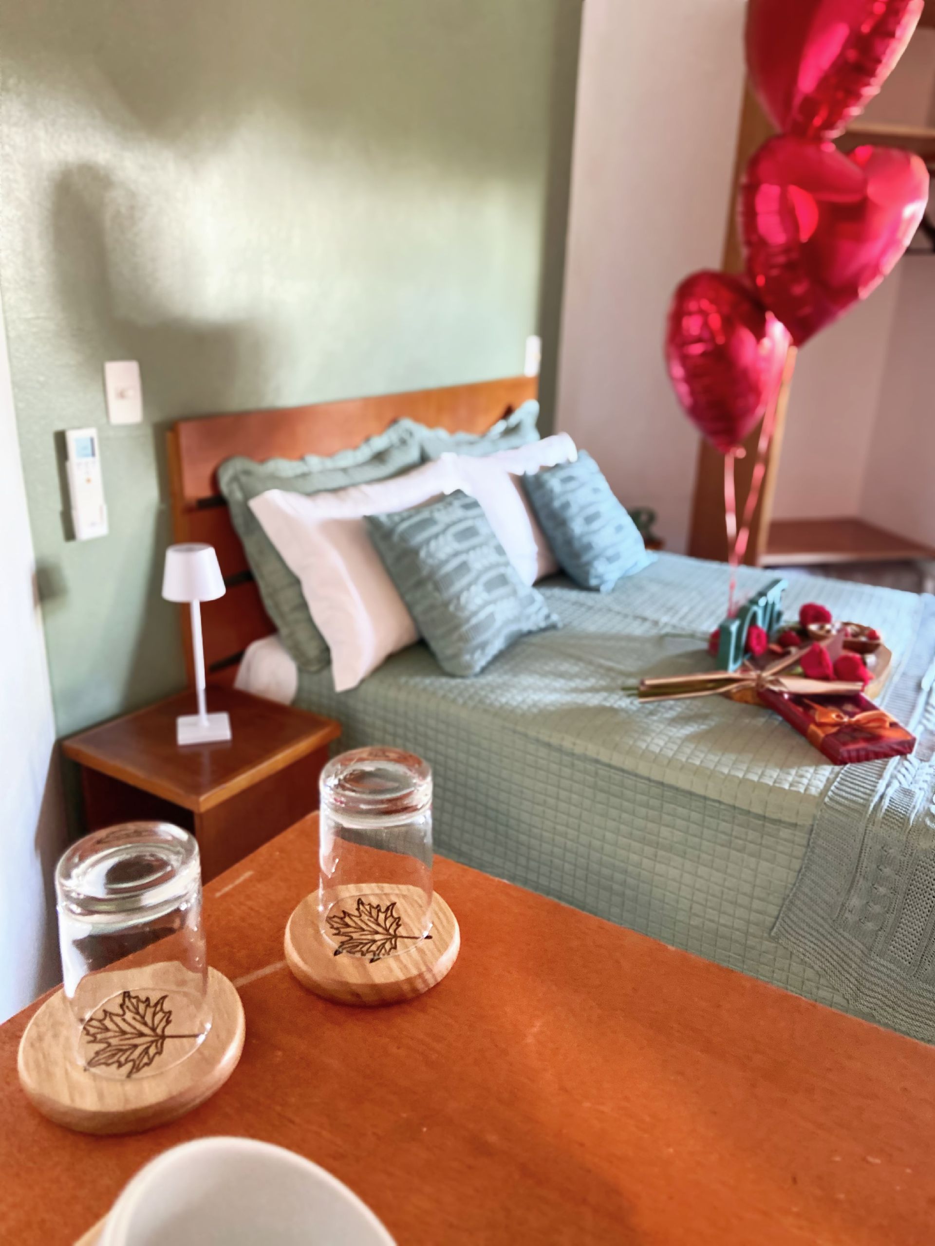 Um quarto com uma cama e balões na parede