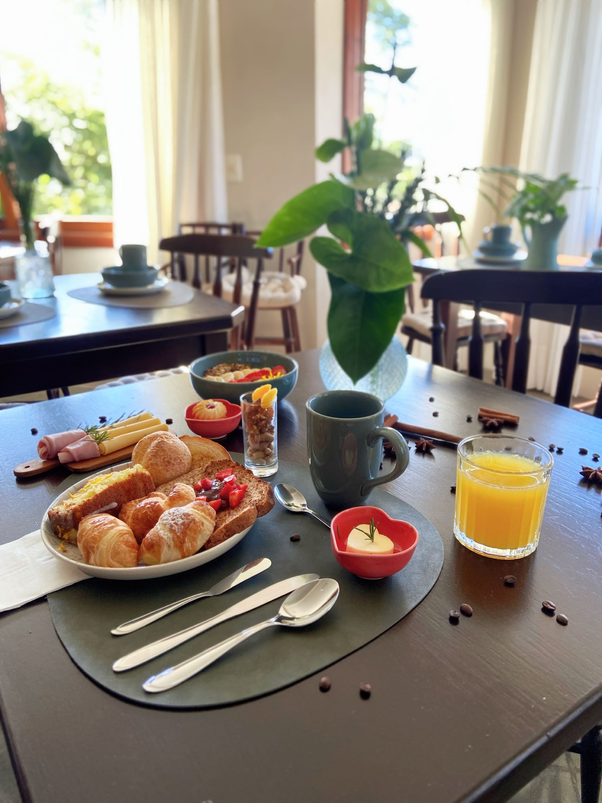 Uma mesa com uma variedade de comidas e bebidas