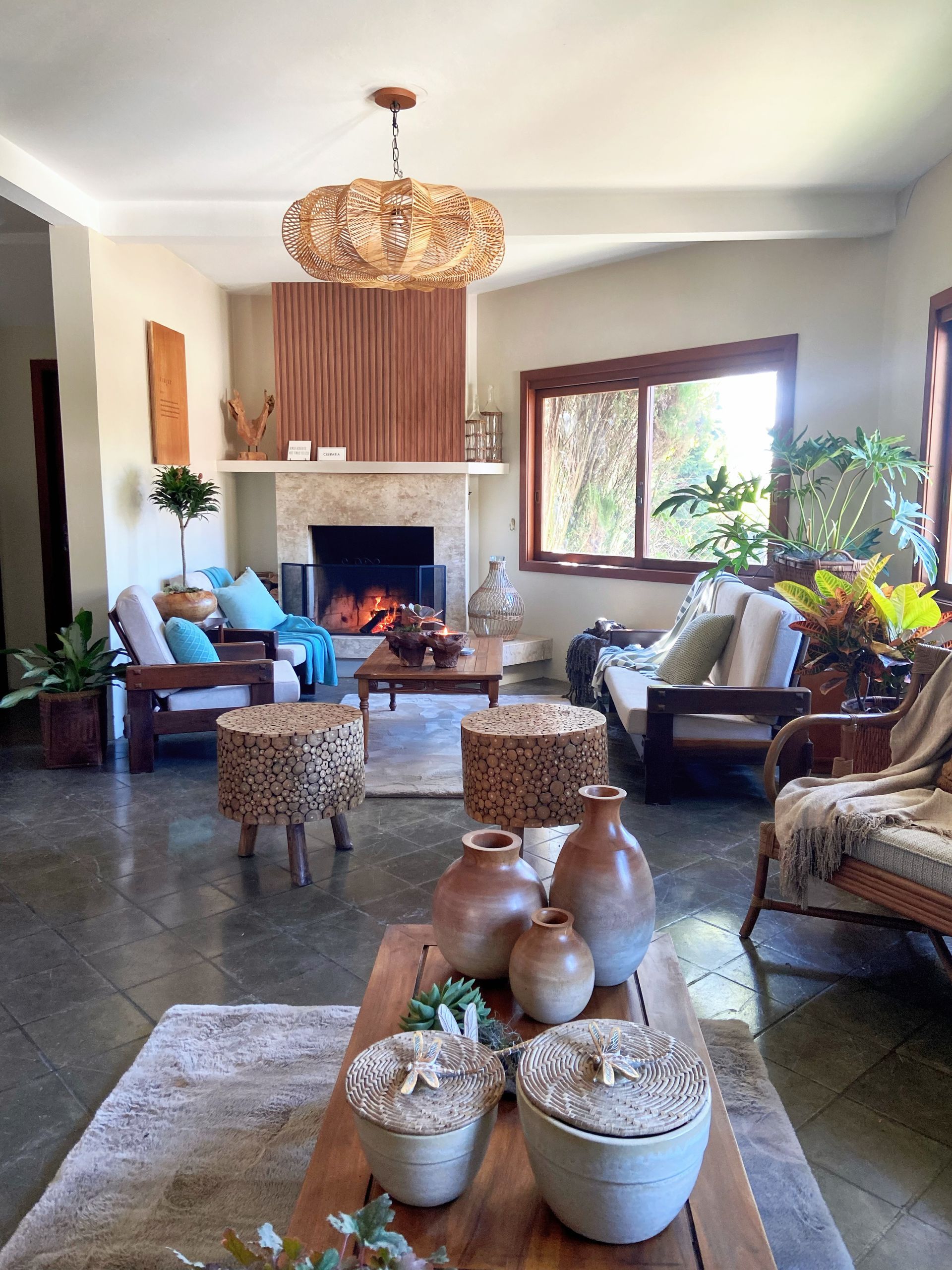 Uma sala de estar cheia de móveis e uma lareira
